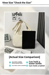 Comparaison de taille détaillée du sac en toile crème avec un iPad et des accessoires