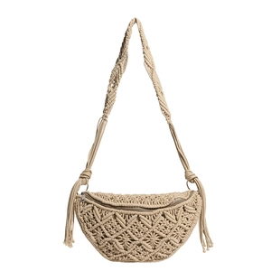 Sac bandoulière tissé beige avec motif ajouré et détails de pompons élégants