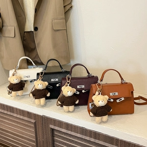 Bolso Kelly retro de cuero PU con lindo colgante de oso, elegante bolso cruzado para mujer.
