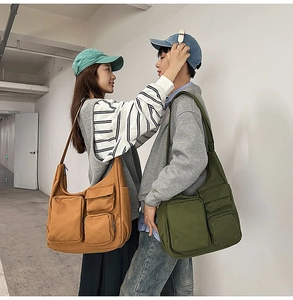 Gros plan d'un grand sac en toile avec poches fonctionnelles pour le quotidien