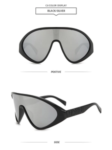 Détail de lunettes de soleil pilote à monture large avec verres miroirs argentés et logo