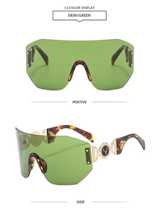Détail macro de lunettes de soleil masque sans monture avec verres verts et accents d'or