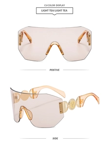 Détail macro de lunettes sans monture thé clair avec branches dorées et logo de cerf