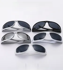 Vue détaillée de lunettes de soleil sport futuristes en cinq coloris à monture large