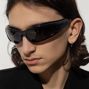 Dettaglio degli occhiali da sole Y2K avvolgenti neri con design sportivo e futuristico