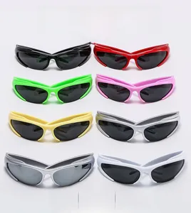Dettaglio di vari colori per occhiali da sole sportivi dal design futuristico Y2K