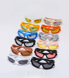 Collezione di occhiali da sole con trama intrecciata in 12 colori e lenti colorate