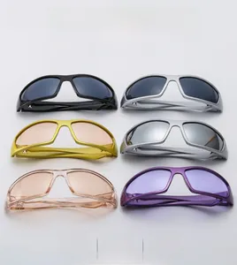 Dettaglio di sei occhiali da sole sportivi Y2K alla moda in diversi colori vivaci