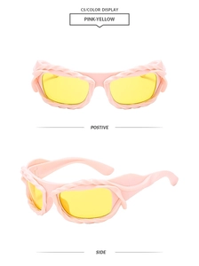 Occhiali da sole rosa con montatura intrecciata e lenti gialle, vista frontale e laterale