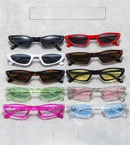 Vue à plat de dix paires de lunettes de soleil œil de chat rétro colorées