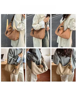 Viste esterne e interne della borsa hobo vintage nei colori marrone e beige