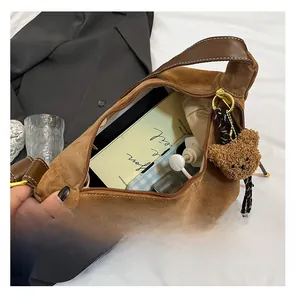 Dettaglio interno della capiente borsa tote in pelle scamosciata marrone per laptop