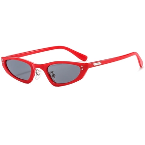 Lunettes de soleil œil de chat rouges tendance avec monture étroite et verres gris sur fond blanc