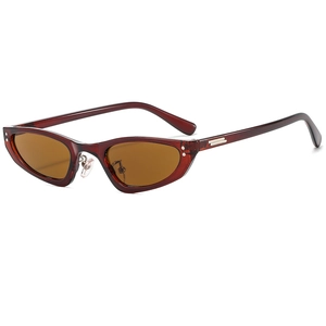Lunettes de soleil œil-de-chat vintage avec monture en résine rouge foncé translucide