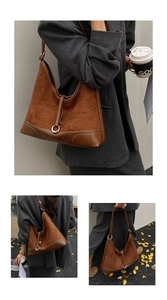 Detail van hobo schoudertas met suède patchwork, metalen ringgesp en witte stiksels op leer