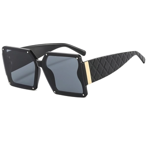 Übergroße schwarze quadratische Sonnenbrille mit Nieten und gesteppten Bügeln mit Rautenmuster