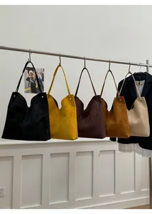 Nahaufnahme von Wildleder-Einkaufstaschen in verschiedenen Farben mit matter Textur