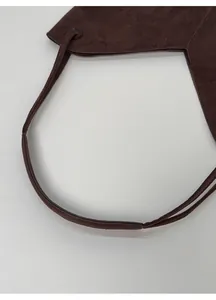 Detailaufnahme der bequemen Griffnaht und des weichen dunkelbraunen Wildledermaterials
