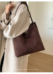 Große braune Wildleder-Tragetasche mit minimalistischem V-förmigem Retro-Design