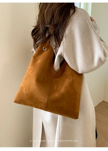 Detailaufnahme der camelfarbenen Wildleder-Tote Bag mit vertikaler Naht und Metallring