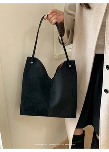 Minimalistische schwarze Wildleder-Tragetasche mit V-Ausschnitt für den täglichen Pendelverkehr