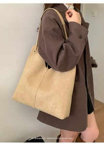 Nahaufnahme der beigen Wildleder-Einkaufstasche mit weicher Textur und Retro-Design