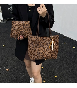 Set borsa tote leopardata con ciondolo di perline e pochette coordinata indossata