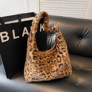 Sac hobo tendance en peluche léopard avec une texture douce en fausse fourrure