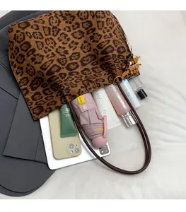 Vista dall'alto della borsa tote leopardata che mostra lo spazio interno e vari oggetti