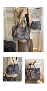 Dettaglio della borsa tote leopardata con ciondolo in legno e pochette abbinata