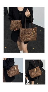 Vista dettagliata della borsa tote leopardata con ciondolo di perline e pochette coordinata