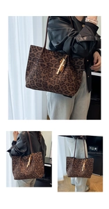 Dettaglio della borsa tote leopardata in tela con nappa di perle in legno e interno ampio