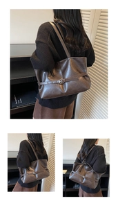 Vue détaillée du sac cabas marron foncé avec sangles à boucle et texture en cuir brillant