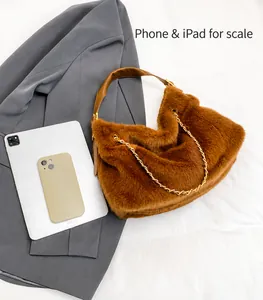 Borsa hobo marrone in peluche con catena dorata e iPad per confronto dimensioni