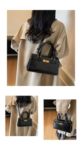 Détail d'un sac à main en cuir verni noir avec fermoir doré et bandoulière réglable
