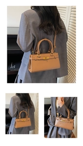 Détails du sac à bandoulière marron avec fermoir en métal doré et grain de cuir
