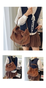 Details einer Plüschtasche aus Kunstpelz mit goldener Kette und braunem Lederakzent