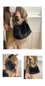 Nahaufnahme der schwarzen Kunstfell-Tasche mit goldener Kette und Ledergriff