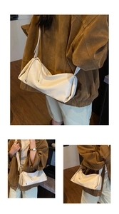 Détail du sac baguette blanc crème avec texture plissée douce et boucles métalliques