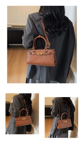 Détails du sac carré en cuir marron vintage avec boucle en métal et bandoulière réglable