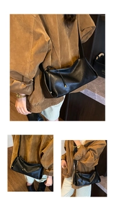 Détail du sac baguette en cuir noir avec plis latéraux et pompon à cordon de serrage élégant