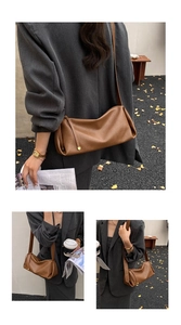Détail d'un sac baguette marron texturé avec fine bandoulière dans un décor extérieur chic