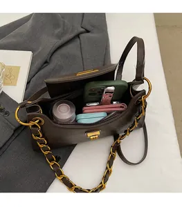 Détail de l'espace intérieur spacieux d'un sac bandoulière vintage en cuir marron