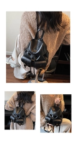 Dettaglio mini zaino in pelle nera con fibbie dorate e finitura martellata di qualità