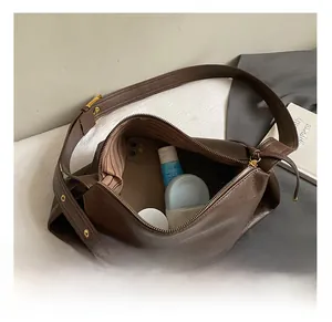 Vue de dessus du sac hobo marron montrant sa grande capacité pour cosmétiques et mobile