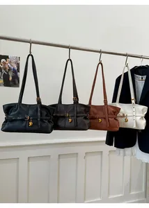 Vista dettagliata della collezione di borse a tracolla retrò in nero, caffè, marrone e beige