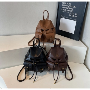 Tre mini zaini vintage in pelle nera e marrone con tasche con patta e cordini regolabili