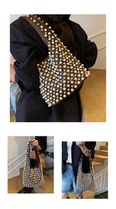 Detail der braunen Vintage-Tasche mit Perlenbesatz und geschwungenem Schultergurt-Design