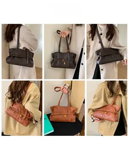 Detailansicht der Vintage-Tragetasche mit Herzanhänger und dekorativen Schnallen
