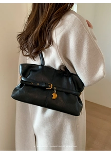 Borsa sottobraccio minimalista in pelle nera con fibbia dorata e ciondolo cuore